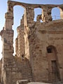 Дизайнер Tunisie.Ru на лестнице